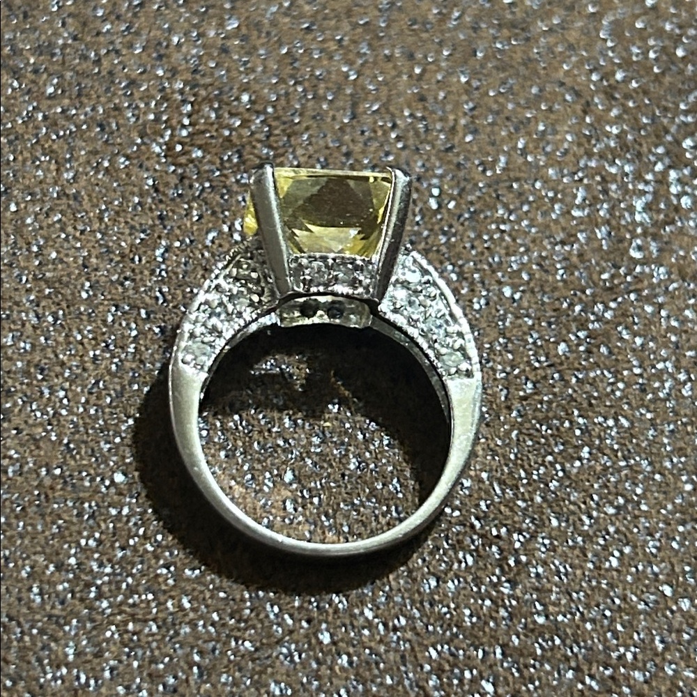 Avon Cocktail Ring—New without box - Picture 6 of 7